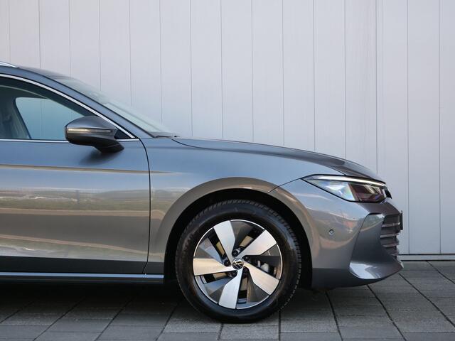 Volkswagen PASSAT Variant 1.5 eTSI 150pk Business Automaat Navigatie / Stoel/stuurverwarming / Camera / Adaptive cruise