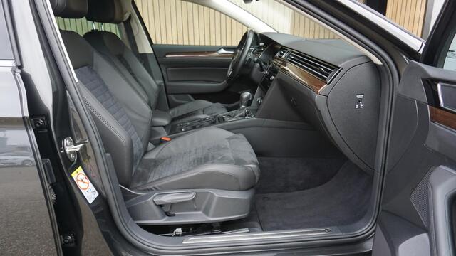 Volkswagen PASSAT Variant 1.8 TSI 180PK Highline Virtual Cockpit Trekhaak Leder/Alcantara Keyless *Geïntegreerde kinderstoel* LED *Complete Passat*