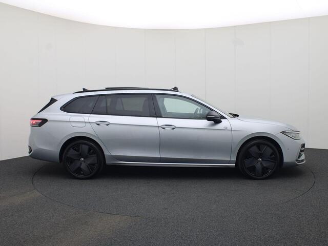 Volkswagen PASSAT Variant 1.5eHybrid 200kW/272PK R-Line DSG · Panoramadak · Trekhaak · 360°Camera + Parkeersensoren · Garantie tot augustus 2029 of 100000km.
