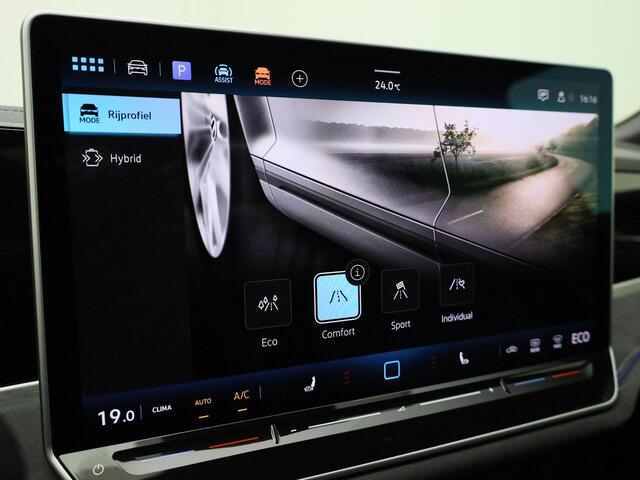 Volkswagen PASSAT Variant 1.5eHybrid 200kW/272PK R-Line DSG · Panoramadak · Trekhaak · 360°Camera + Parkeersensoren · Garantie tot augustus 2029 of 100000km.