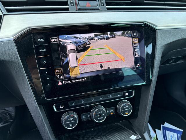 Volkswagen PASSAT Variant 1.5 TSI Elegance Business R FACELIFT / R-LINE / AUTOMAAT / GR NAVI / TREKHAAK / STOELVERW / CAMERA / FULL LED / NL-AUTO