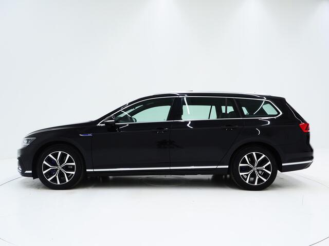 Volkswagen PASSAT Variant 1.4 TSI PHEV GTE | Panoramadak | Trekhaak | Massage | Camera | Adaptive Cruise | Carplay
