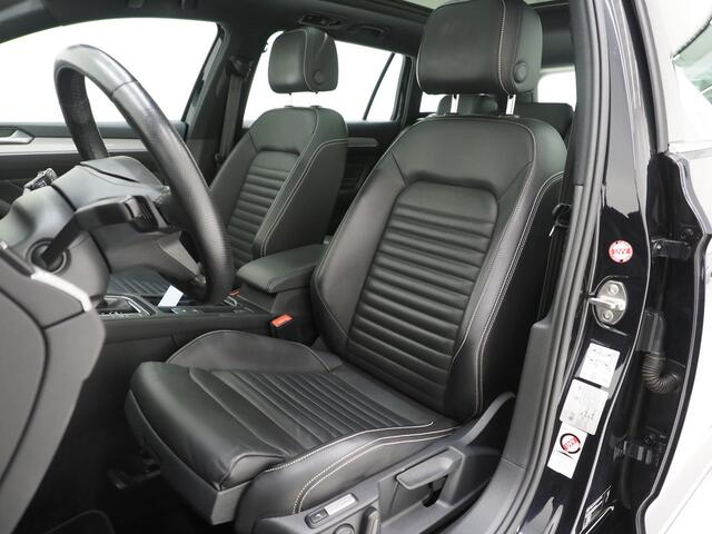 Volkswagen PASSAT Variant 1.4 TSI PHEV GTE | Panoramadak | Trekhaak | Massage | Camera | Adaptive Cruise | Carplay