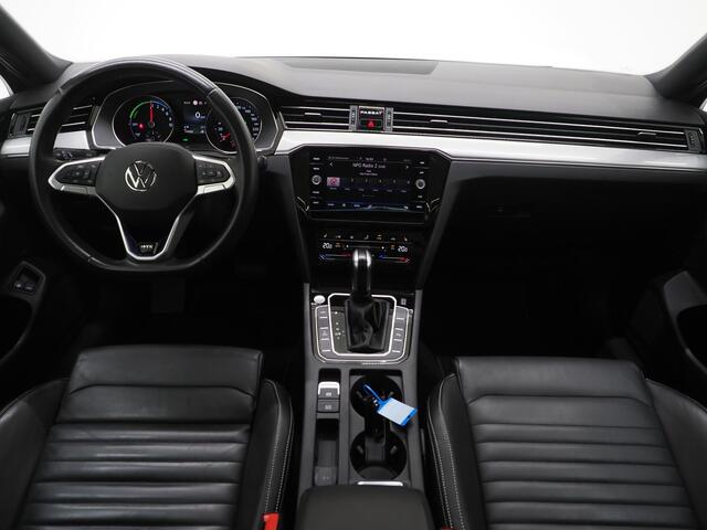 Volkswagen PASSAT Variant 1.4 TSI PHEV GTE | Panoramadak | Trekhaak | Massage | Camera | Adaptive Cruise | Carplay