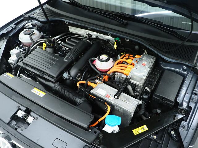 Volkswagen PASSAT Variant 1.4 TSI PHEV GTE | Panoramadak | Trekhaak | Massage | Camera | Adaptive Cruise | Carplay