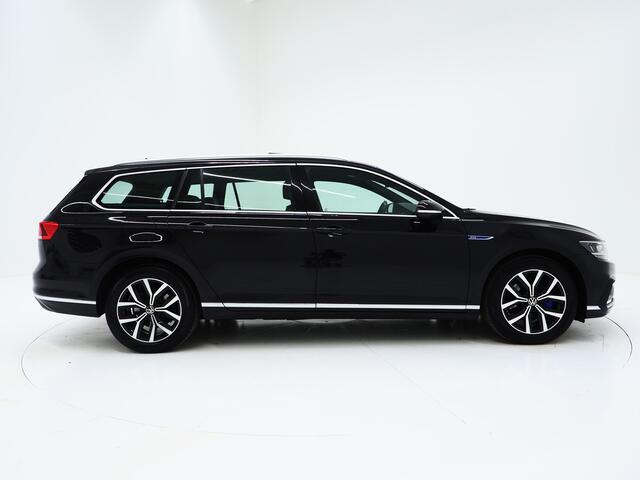 Volkswagen PASSAT Variant 1.4 TSI PHEV GTE | Panoramadak | Trekhaak | Massage | Camera | Adaptive Cruise | Carplay