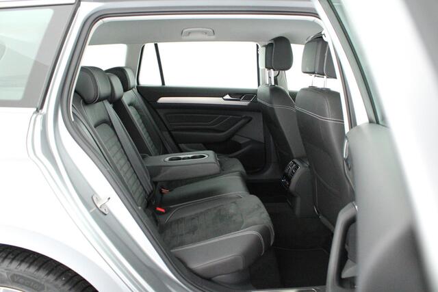 Volkswagen PASSAT Variant 1.5 TSI 150pk DSG Elegance Business + Camera Head-Up Virtual Cockpit Navigatie