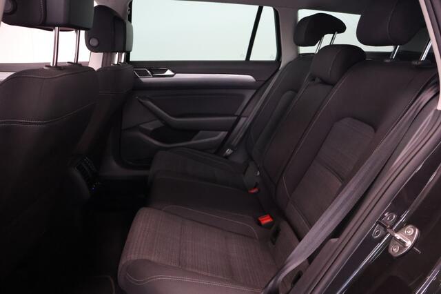 Volkswagen PASSAT 1.5 TSI Comfort Business Automaat | Navigatie | Camera | LED