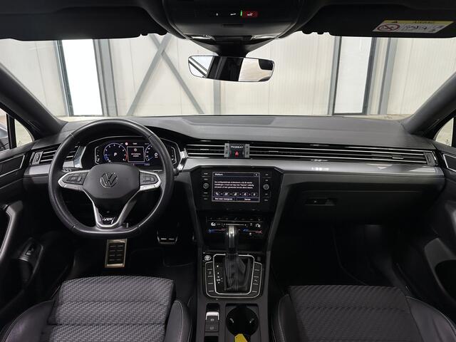 Volkswagen PASSAT Variant 1.5 TSI R-Line 150pk | Elek. Trekhaak | Massage | 19 inch | Sportstoellen + Stuur
