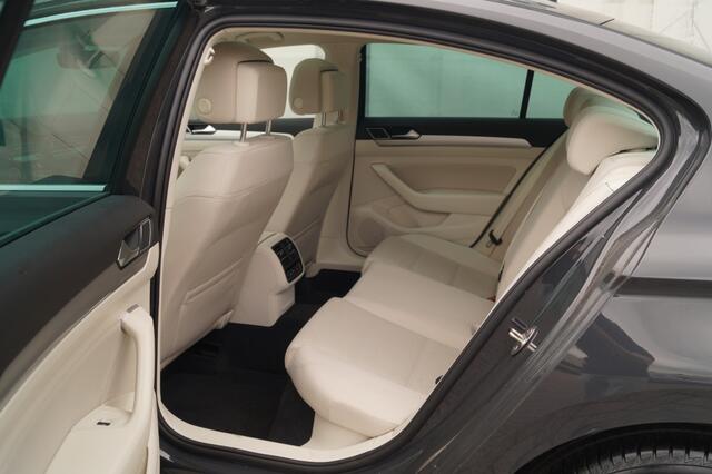 Volkswagen PASSAT 1.6 TDI Comfortline Business 4-drs -PANO-NAVI-ECC-PDC-