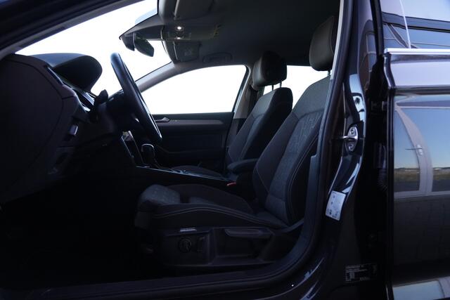 Volkswagen PASSAT Variant 1.5 eTSI Business 150pk Navigatie/Trekhaak/PDC