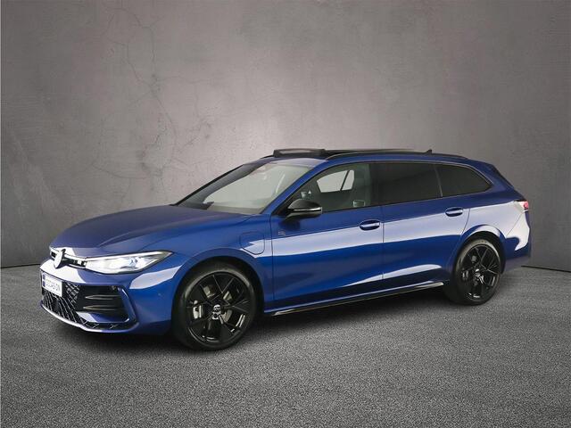 Volkswagen PASSAT Variant R-Line Edition 1.5 TSI eHybrid 272pk DSG Automaat Trekhaak, Panoramadak, LED matrix koplampen, Black Style, Adaptive cruise control