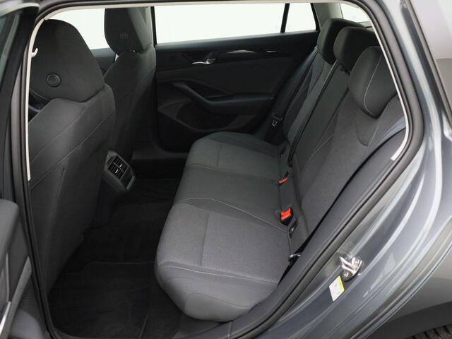 Volkswagen PASSAT Variant 1.5eTSI/150PK DSG · Navigatie · Stoel-& stuurverwarming · Apple/Android Car Play · Garantie tot juni 2026