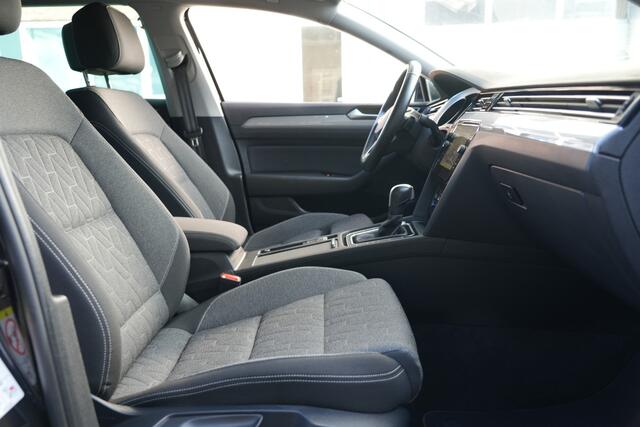 Volkswagen PASSAT Variant 1.5 eTSI Business Navigatie/Trekhaak/Parkeersensoren