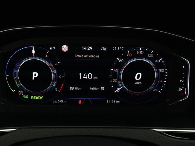 Volkswagen PASSAT Variant GTE 1.4 TSI 218 pk DSG PHEV Business | Panoramadak | Trekhaak | Geheugen-/massagestoelen | Navigatie Discover Pro | Leder/alcantara | Achteruitrijcamera