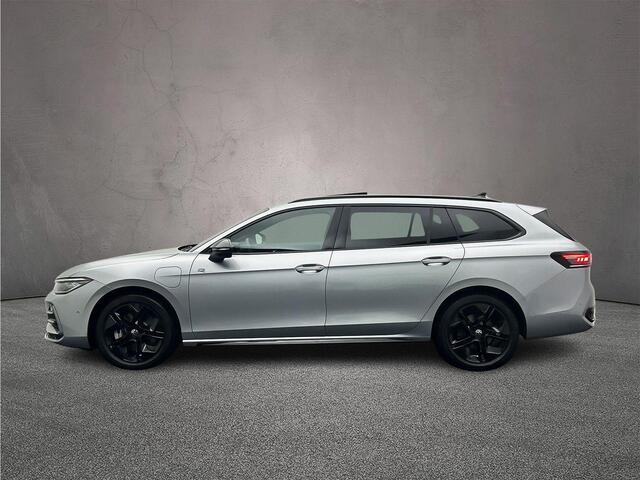 Volkswagen PASSAT Variant R-Line Edition 1.5 TSI eHybrid 204pk DSG Automaat Trekhaak, Black Style, Panoramadak, Adaptive cruise control, Harman Kardon audio