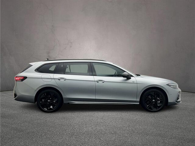 Volkswagen PASSAT Variant R-Line Edition 1.5 TSI eHybrid 204pk DSG Automaat Trekhaak, Black Style, Panoramadak, Adaptive cruise control, Harman Kardon audio