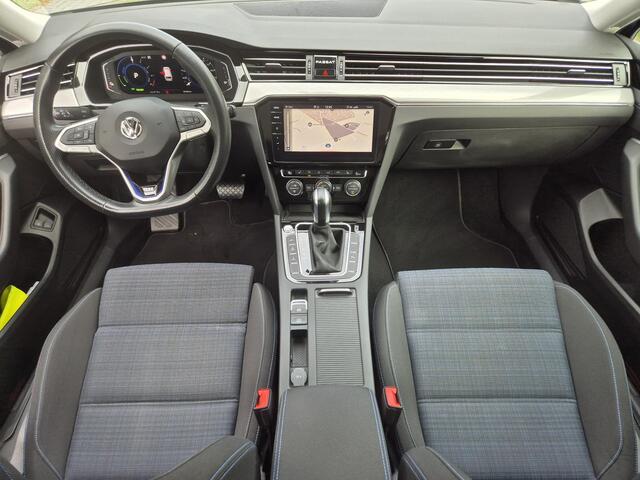 Volkswagen PASSAT Variant 1.4 TSI DSG6 GTE Business Automaat / Pack Adventure / Trekgewicht 1600 kg / Elektrisch wegklapbare trekhaak / Glazen schuif- en kanteldak / Elektrische achterklep / Achteruitrijcamera / Keyless Entry/Start / Stoelverwarming /