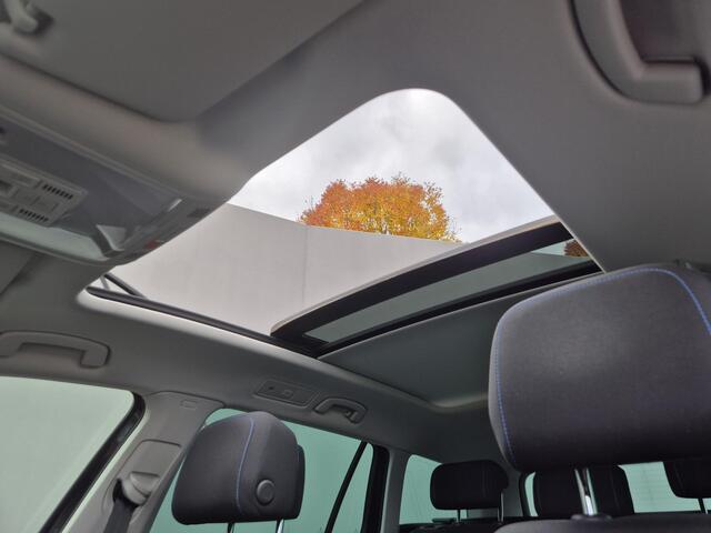 Volkswagen PASSAT Variant 1.4 TSI DSG6 GTE Business Automaat / Pack Adventure / Trekgewicht 1600 kg / Elektrisch wegklapbare trekhaak / Glazen schuif- en kanteldak / Elektrische achterklep / Achteruitrijcamera / Keyless Entry/Start / Stoelverwarming /