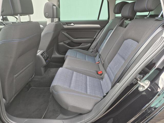 Volkswagen PASSAT Variant 1.4 TSI DSG6 GTE Business Automaat / Pack Adventure / Trekgewicht 1600 kg / Elektrisch wegklapbare trekhaak / Glazen schuif- en kanteldak / Elektrische achterklep / Achteruitrijcamera / Keyless Entry/Start / Stoelverwarming /