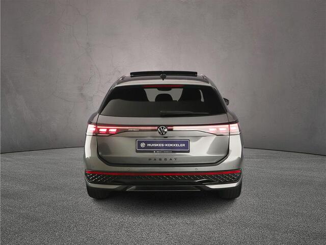 Volkswagen PASSAT Variant R-Line Edition 1.5 TSI eHybrid 272pk DSG Automaat Trekhaak, Panoramadak, Harman Kardon audio, Adaptive cruise control, Black Style