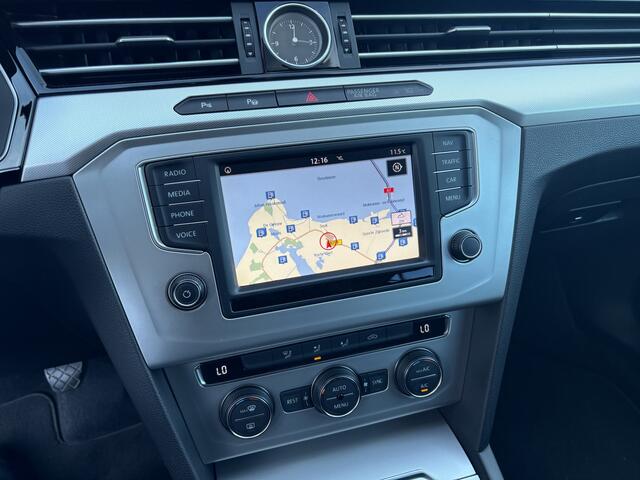 Volkswagen PASSAT Variant 1.6 TDI Connected Series TREKHAAK / FULL LED / CAMERA / CARPLAY / DAB+ / CRUISE / PDC / NL-AUTO