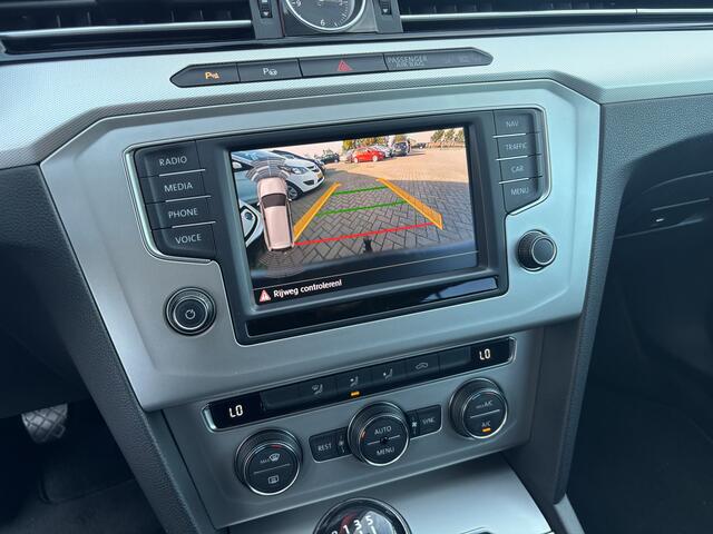 Volkswagen PASSAT Variant 1.6 TDI Connected Series TREKHAAK / FULL LED / CAMERA / CARPLAY / DAB+ / CRUISE / PDC / NL-AUTO