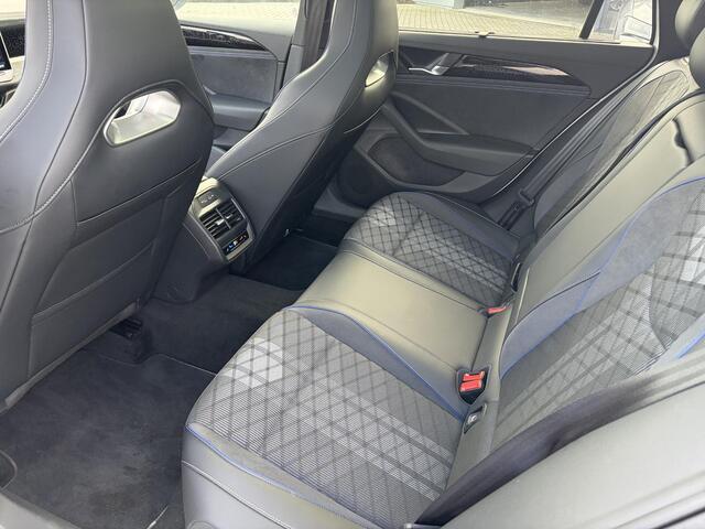 Volkswagen PASSAT Variant 1.5 eHybrid 272 Pk Automaat R-Line Edition | Matrix LED | Panoramadak | Head-Up | Black Style | Trekhaak | 18" | 19.087 Km!!