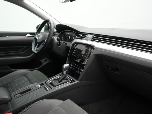 Volkswagen PASSAT Variant 1.4 TSI GTE Business Plug In Hybrid 218pk Dealer O.H PHEV | Trekhaak Af Fabriek | Panodak | Adaptive Cruise | Camera | Alcantara Sportstoelen Massage & Verwarmd | Apple Carplay | Navigatie | Keyless | Virtual | DAB |