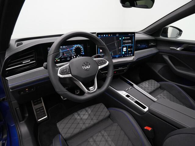 Volkswagen PASSAT Variant 1.5 eHybrid 272 pk DSG R-Line Edition | Panoramadak | Trekhaak | Adaptief onderstel | Head-up display | IQ Light | Achteruitrijcamera