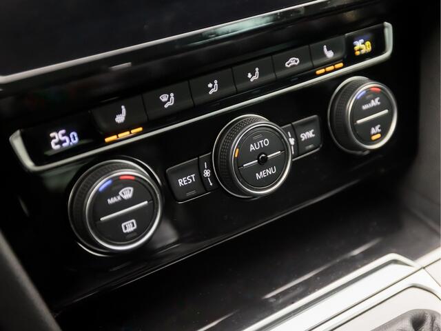 Volkswagen PASSAT Variant 1.4 TSI ACT Highline R Sport 150Pk Automaat (VIRTUAL COCKPIT, APPLE CARPLAY, LEDER/ALCANTARA, GROOT NAVI, CLIMATE, STOELVERWARMING, SPORTSTOELEN, GETINT GLAS, CAMERA, KEYLESS, ADAPTIVE CRUISE, NIEUWE APK, NIEUWSTAAT)