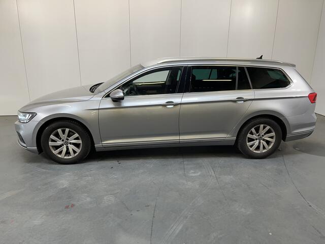 Volkswagen PASSAT Variant 1.5 TSI Business / AUTOMAAT/ GARANTIE TM 06-2027/ APP-CONNECT/ KEYLESS/ PARK. SENSOREN + CAMERA/ 3-ZONE CLIMA/ NAVI/ SPRAAKBEDIENING/ ADAPT. CRUISE/ LED