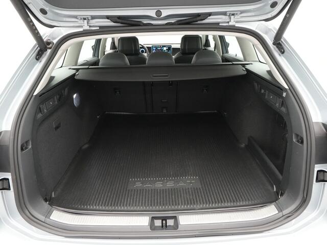 Volkswagen PASSAT Variant 1.5 eTSI 150pk DSG Business Trekhaak Stoel/Stuurverwarming Navigatie Camera Side Assist 142