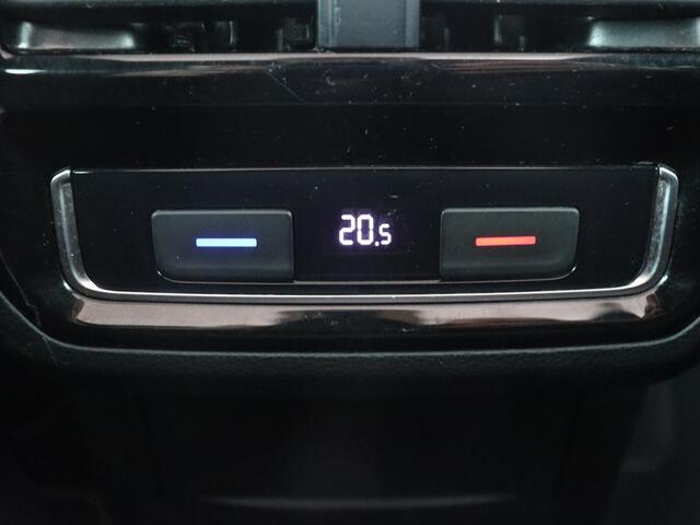 Volkswagen PASSAT 2.0 TDI R Line | Panoramadak | Nappaleder | 360 Camera | Trekhaak | Stoelverwarming | Full LED | Park Assist | Virtual Cockpit | Navigatie | Adaptive cruise