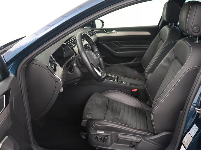 Volkswagen PASSAT 1.5 TSI R-Line | Panoramadak | Trekhaak | Matrix LED | Stoelverwarming | Adaptive cruise | Leder/Alcantara | Camera | Carplay | Keyless | Climate control | Parkeerhulp