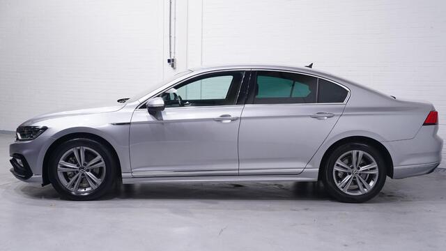 Volkswagen PASSAT 1.5 TSI R-Line Business + Rijklaar! Navi Stoel- en voorruitverwarming Led matrix Apple Carplay Camera 1e Eig. NAP