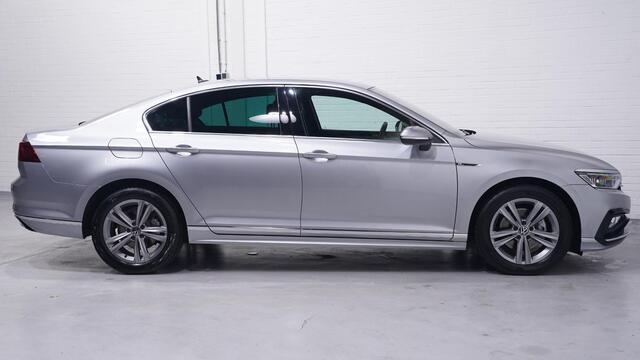 Volkswagen PASSAT 1.5 TSI R-Line Business + Rijklaar! Navi Stoel- en voorruitverwarming Led matrix Apple Carplay Camera 1e Eig. NAP