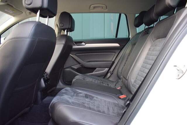 Volkswagen PASSAT Variant 1.6 TDi Highline R-Line LED | Leder/Alcantara | Carplay | Virtual | Camera | Trekhaak | Sportstoelen