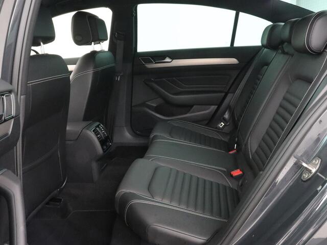 Volkswagen PASSAT 1.5 TSI R-Line | Nappaleder | Stoelverwarming | Camera | Carplay | Massage | Memory | Side Assist | Navigatie | Matrix LED | Adaptive cruise