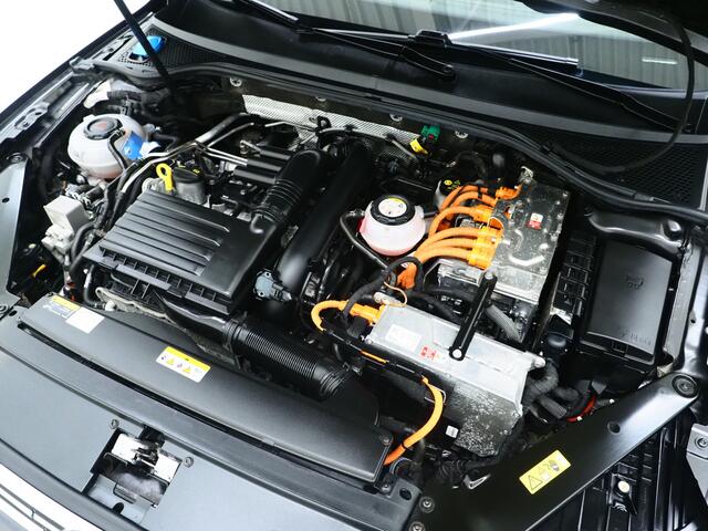 Volkswagen PASSAT Variant 1.4 TSI PHEV GTE | Panoramadak | Massage | Dynaudio | 360 | Trekhaak | Keyless | Memory