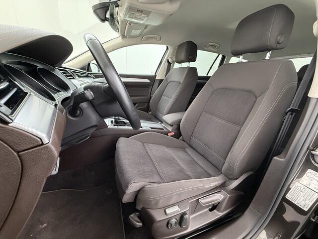 Volkswagen PASSAT Variant T150PK AUT-7 Adap.Cruise Navi Camera Pdc-a+v Apple Carplay Android Auto Ecc ERGO Active Stoel Connected Series Plus Lmv Regen-Lichtsensor Isofix Privacy Glas 1600kg Trekvermogen ¤ 45.000,- nieuw A-label Euro6 !