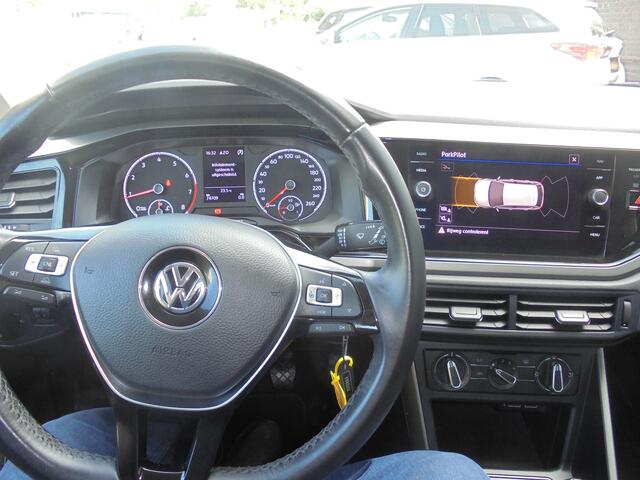 Volkswagen POLO 1.0 MPI Comfortline Business Navigatiesysteem, Parkeerassistentie, Airconditioning, Trekhaak, Lederen Bekleding