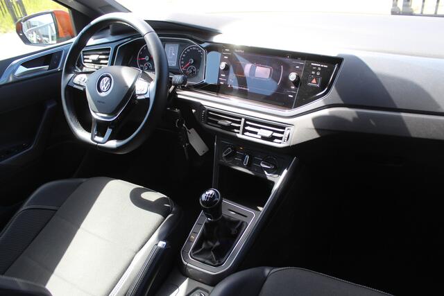 Volkswagen POLO 1.0 TSI Comfortline Navigatie/Airco/Adaptive cruise control/Parkeersensoren rondom/Stoelverwarming/Multifunctioneel stuurwiel/Lichtmetalen velgen.