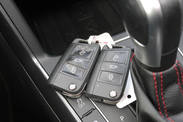 Volkswagen POLO 2.0 TSI GTI Panoramadak/Navigatie/Virtual cockpit/Adaptive cruise control/Climat control/Stoelverwarming/Apple carplay/Parkeersensoren rondom/Draadloze telefoonlader/18'' Lichtmetalen velgen.