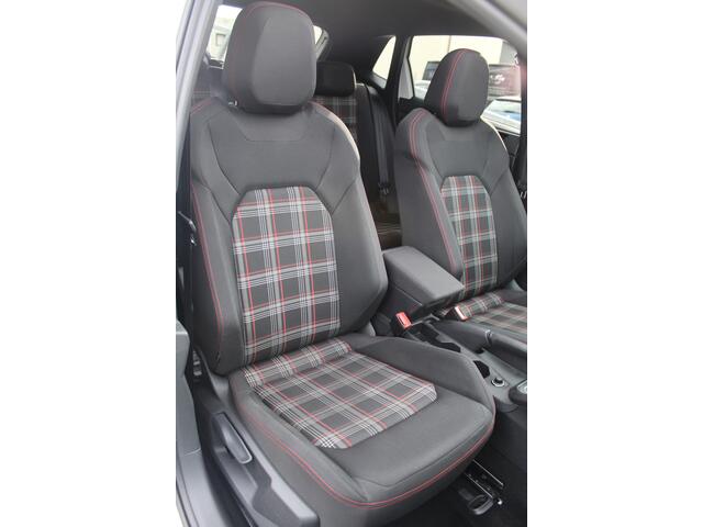 Volkswagen POLO 2.0 TSI GTI Panoramadak/Navigatie/Virtual cockpit/Adaptive cruise control/Climat control/Stoelverwarming/Apple carplay/Parkeersensoren rondom/Draadloze telefoonlader/18'' Lichtmetalen velgen.
