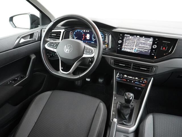 Volkswagen POLO 1.0T 96PK Adaptive Cruise Apple Carplay Android Digital-Cockpit-Pro App-Connect Dual-ECC PDC-a+v Stoel-Verwarmd Navi Life Business Lane-Assist Isofix Voicecommand DAB Front assist ChroomPack. Lmv 2/3Deelbare a-Bank 1e Eigenaar Origineel Nederlandse Auto E