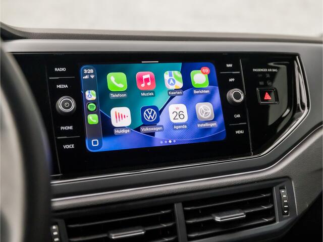 Volkswagen POLO 1.0 TSI R-Line Sport Automaat (2X R-LINE, VIRTUAL COCKPIT, APPLE CARPLAY, GRILL VERLICHT, CAMERA, STOELVERWARMING, SPORTSTOELEN, GETINT GLAS, DYNAMISCHE KNIPPERLICHTEN, ADAPTIVE CRUISE, NIEUWSTAAT)