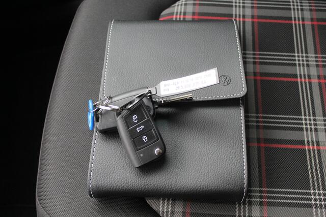 Volkswagen POLO 2.0 TSI GTI Achteruitrijcamera/Stoelverwarming/Adaptice cruise control/Virtueel Dashboard/Navigatie/18 Inch/Inklapbare spiegels