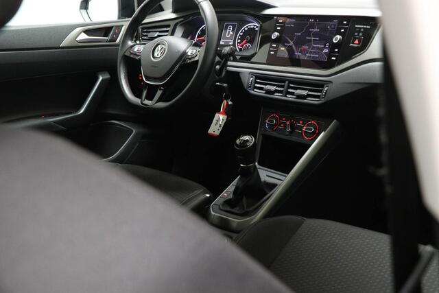 Volkswagen POLO 1.0 TSI Comfortline | Parkeersensoren V+A | Navigatie | Cruise Control | DAB+