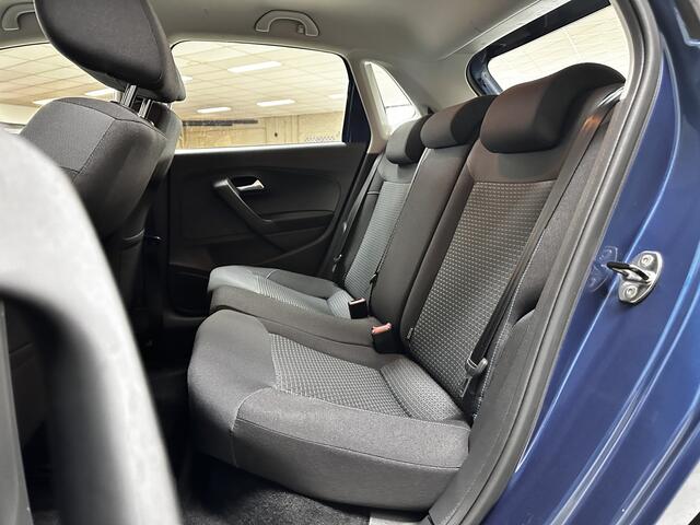 Volkswagen POLO 1.0 TSI BlueMotion/ Trekhaak/ Apple + Android/ 15'' LMV/ Navi/ Airco/ Cruise/ Elek. pakket/ Isofix/ Bluetooth/ Armsteun/ Multi. LEDER. Stuur/ Mistl./ PDC/ Dagrijverl./ Dakspoiler.